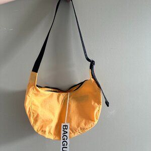 BAGGU Medium Crescent Bag in the colour Mango